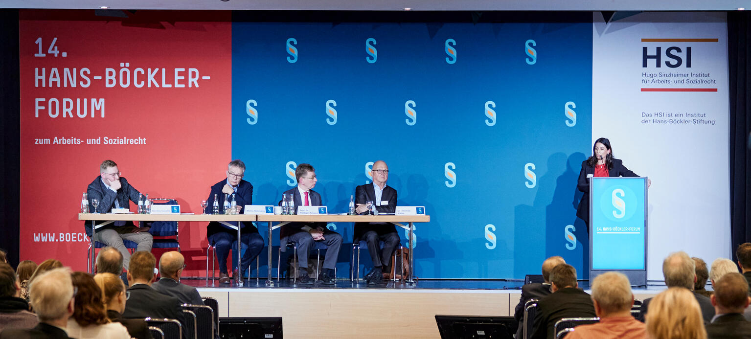 Das Bild zeigt die Bühne beim HSI Forum für Arbeitsrecht 2024