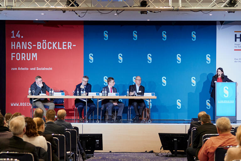Das Bild zeigt die Bühne beim HSI Forum für Arbeitsrecht 2024