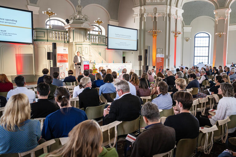 Blick über Publikum und Bühne auf dem IMK Forum 2025