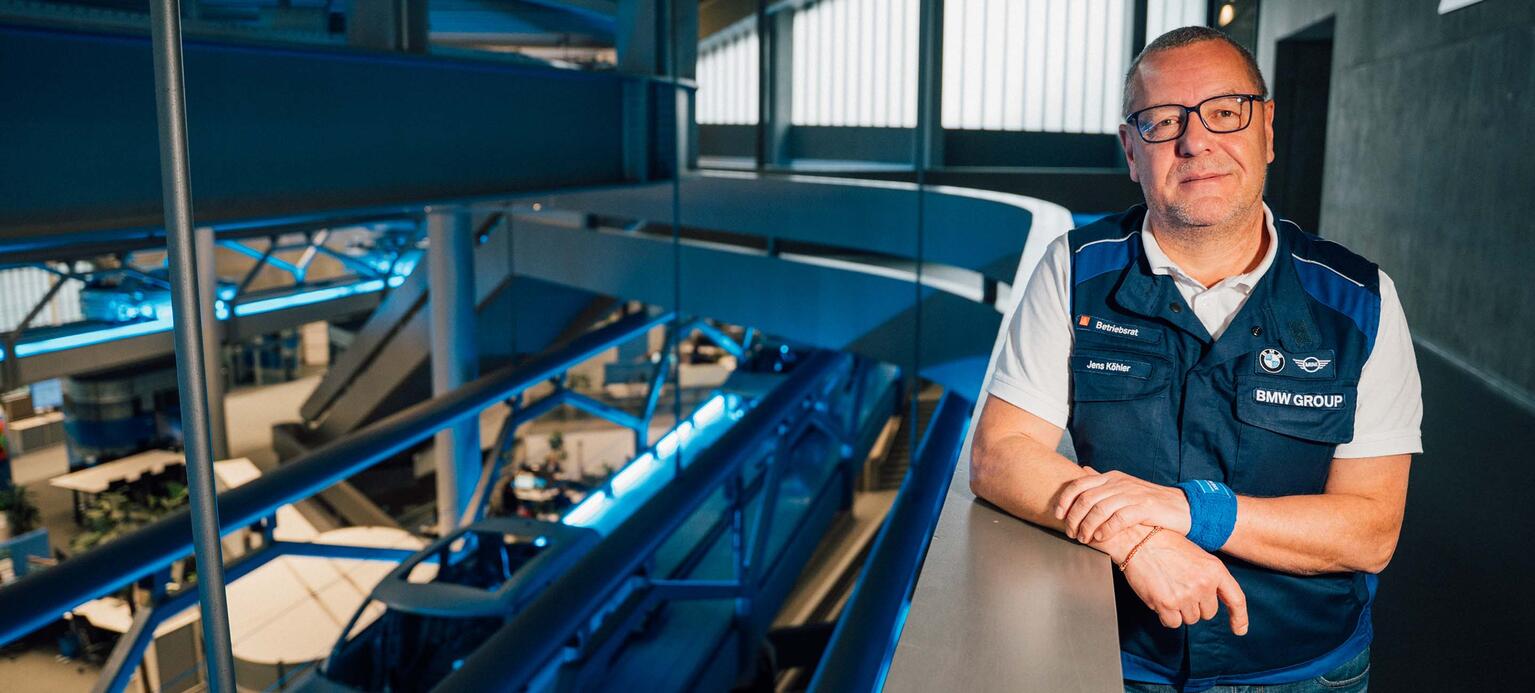 Porträt von Jens Köhler, Betriebsratsvorsitzender bei BMW in Leipzig in Montagehalle stehend