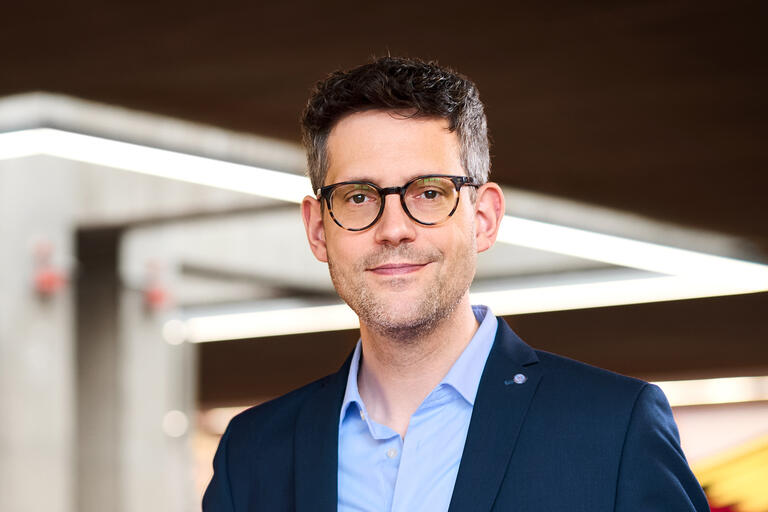 Das Foto zeigt Jan-Markus Kötter, Preisträger 2025 vor einem Gebäude