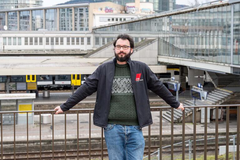 Eisenbahngewerkschafter bei der EVG Fabian Rettenweber am Hauptbahnhof Heidelberg