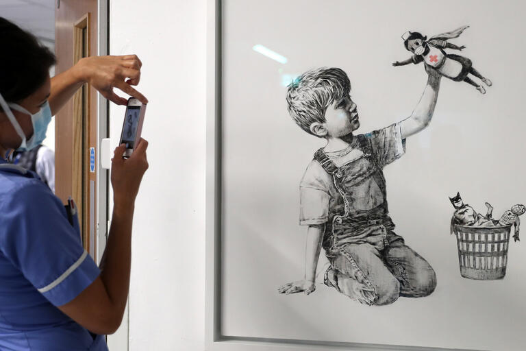 Banksy mit einem neuen Kunstwerk zum Tag der Pflege 