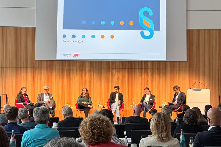 Das Bild zeigt die Bühne der Streiktagung 2025 mit den Diskutierenden