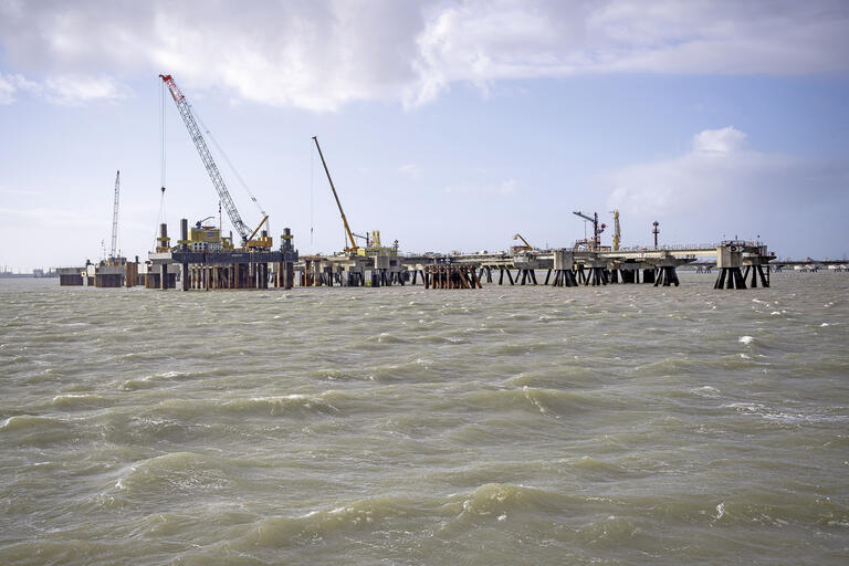 Neubau des ersten deutschen Flüssiggas-Terminals in Wilhemshaven: Anschaffung und Unterhalt aller schwimmenden Terminals kosten Deutschland jetzt rund 6,6 Milliarden Euro, doppelt so viel wie geplant.