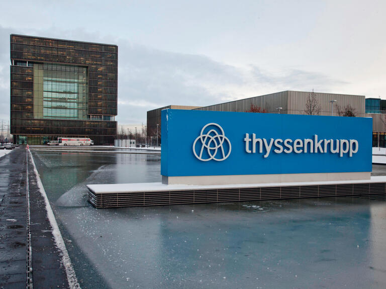 Außenaufnahme der Zentrale ThyssenKrupp in Essen mit Firmenlogo