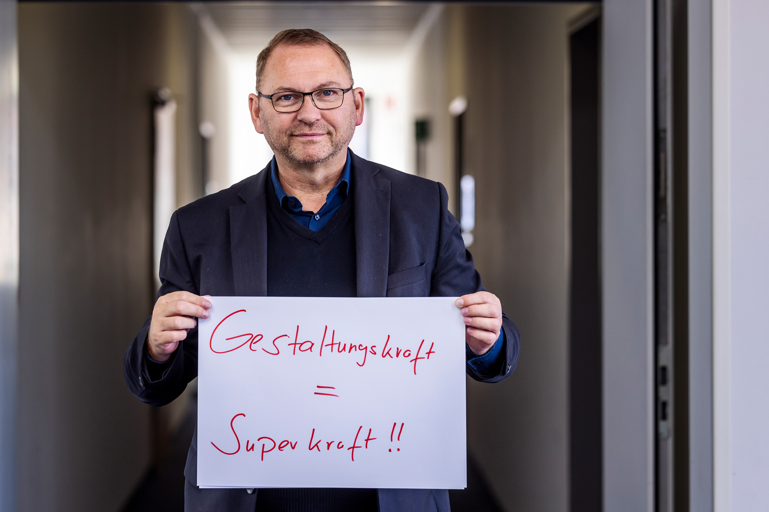 Frank Werneke Vorsitzender der Vereinten Dienstleistungsgewerkschaft ver.di, mit Schriftzug 'Gestaltungskraft = Superkraft